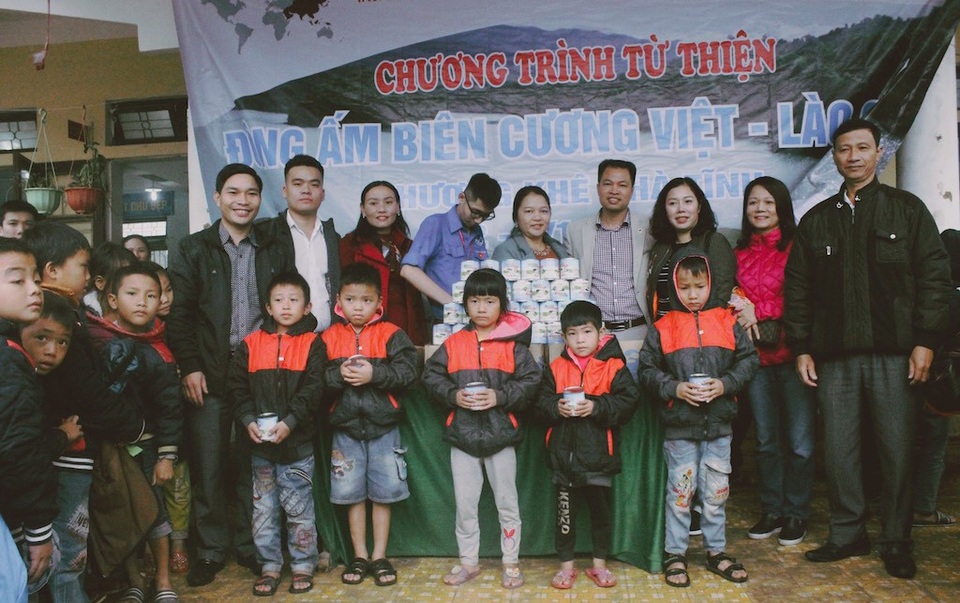 Sinh viên Nghệ Tĩnh mang hơi ấm cho bà con dân tộc Chứt - 4 Tặng 180 hộp sữa đặc cho các em học sinh Tiểu học Hương Liên.