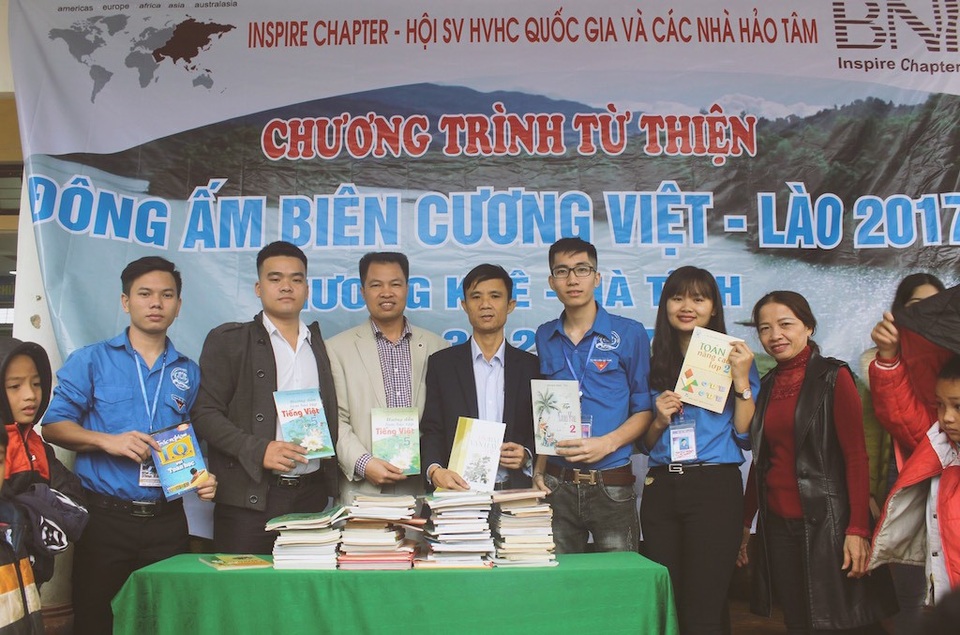 Sinh viên Nghệ Tĩnh mang hơi ấm cho bà con dân tộc Chứt - 3 Tặng 150 đầu sách thiếu nhi cho trường Tiểu học xã Hương Liên, từ đó khuyến khích tinh thần đọc và học tập của các em.