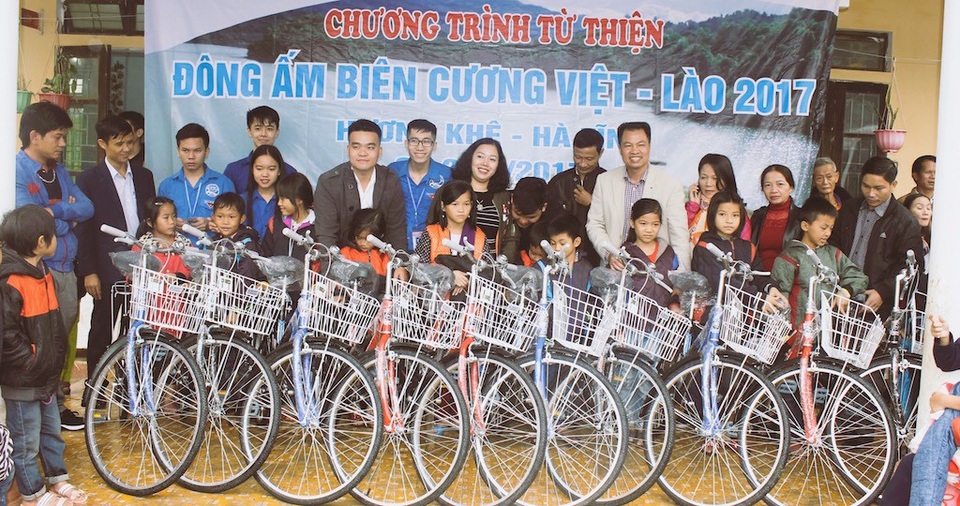 Sinh viên Nghệ Tĩnh mang hơi ấm cho bà con dân tộc Chứt - 2 Tặng 30 xe đạp cho học sinh tiểu học tại xã học giỏi, có hoàn cảnh khó khăn giúp các em có phương tiện đi học, ngoài ra cũng là công cụ giúp gia đình kiếm thêm thu nhập.