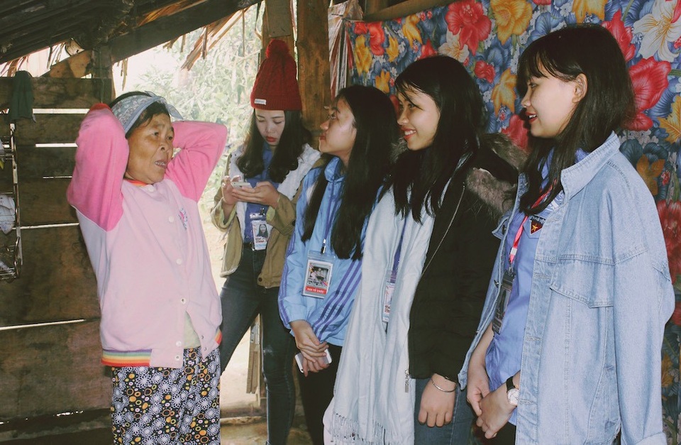 Sinh viên Nghệ Tĩnh mang hơi ấm cho bà con dân tộc Chứt - 9 Ngoài ra, đoàn còn tặng 02 thùng thuốc tây cho bác sĩ Biên phòng trú tại bản Rào Tre cấp phát thuốc miễn phí cho bà con dân tộc Chứt; Tặng 600 bộ quần áo ấm mầm non mới cho trường Mầm non xã Hương Liên để các cô phát cho các bé và tặng 04 thùng quần áo người lớn cũ đã được phân loại cho bà con dân tộc Chứt.