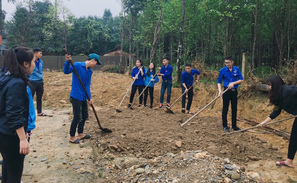 Sinh viên Nghệ Tĩnh mang hơi ấm cho bà con dân tộc Chứt - 10 Các bạn sinh viên tình nguyện phối hợp với chính quyền xã Hương Liên tiến hành làm đường giao thông, xây dựng đường điện thắp sáng nông thôn.
