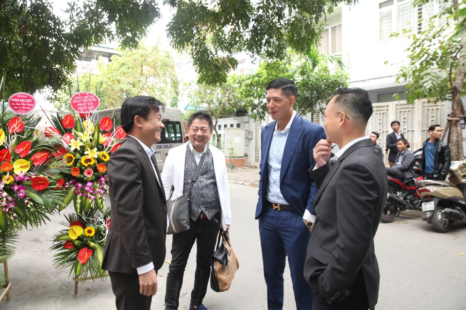 Diễn viên Bình Minh lịch lãm đến khai trương cửa hàng thời trang - 1 Diễn viên Bình Minh lịch lãm đến khai trương cửa hàng thời trang - 1