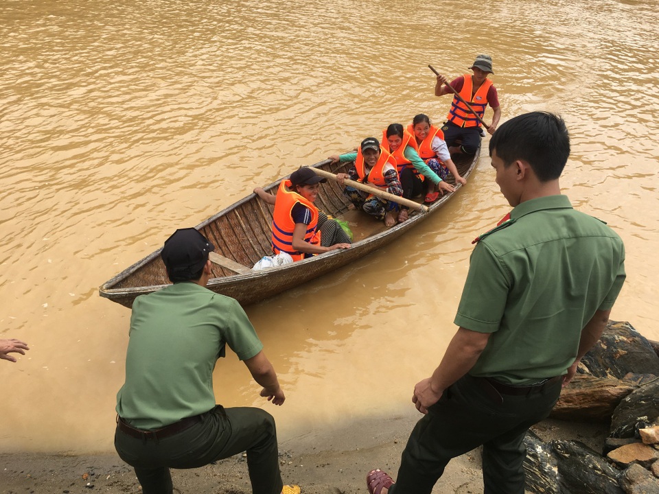 Yêu cầu thủy điện ngừng xả lũ để giải cứu 15 phụ nữ - 1 Lực lượng cứu hộ đưa 15 phụ nữ về nhà an toàn