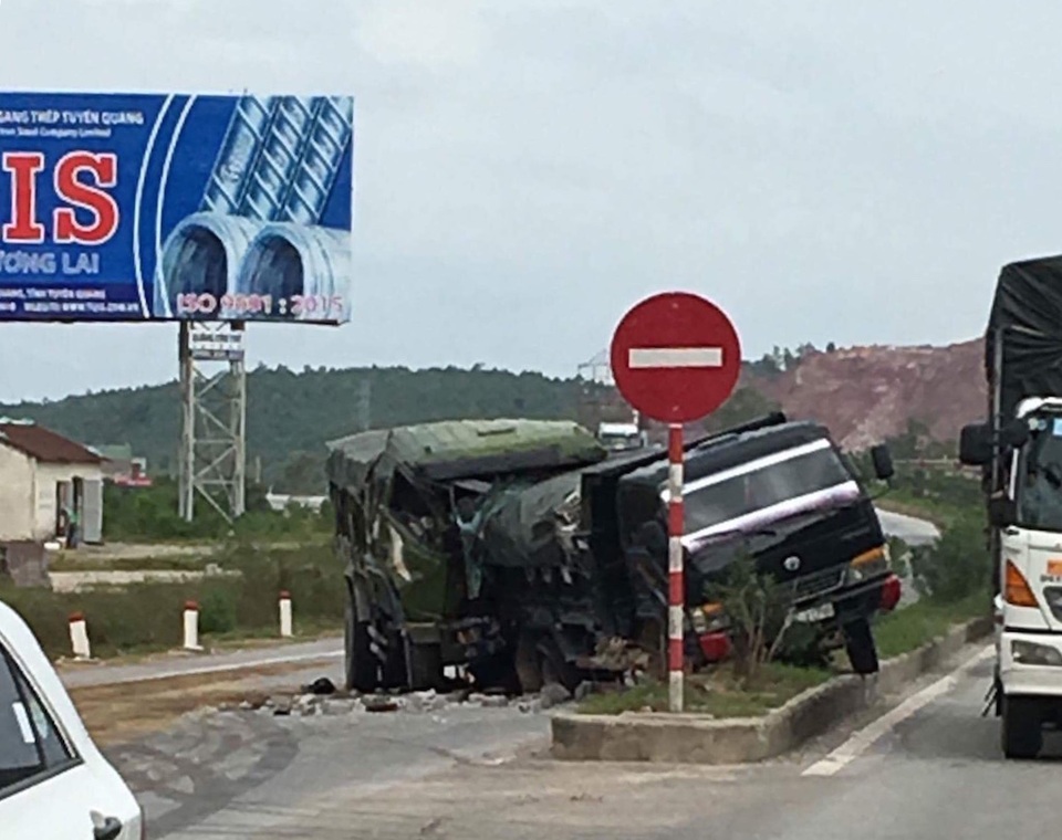 Dùng máy cắt đặc biệt cắt cabin xe đưa tài xế mắc kẹt ra ngoài - 2 Chiếc xe hư hỏng nặng sau vụ tai nạn.