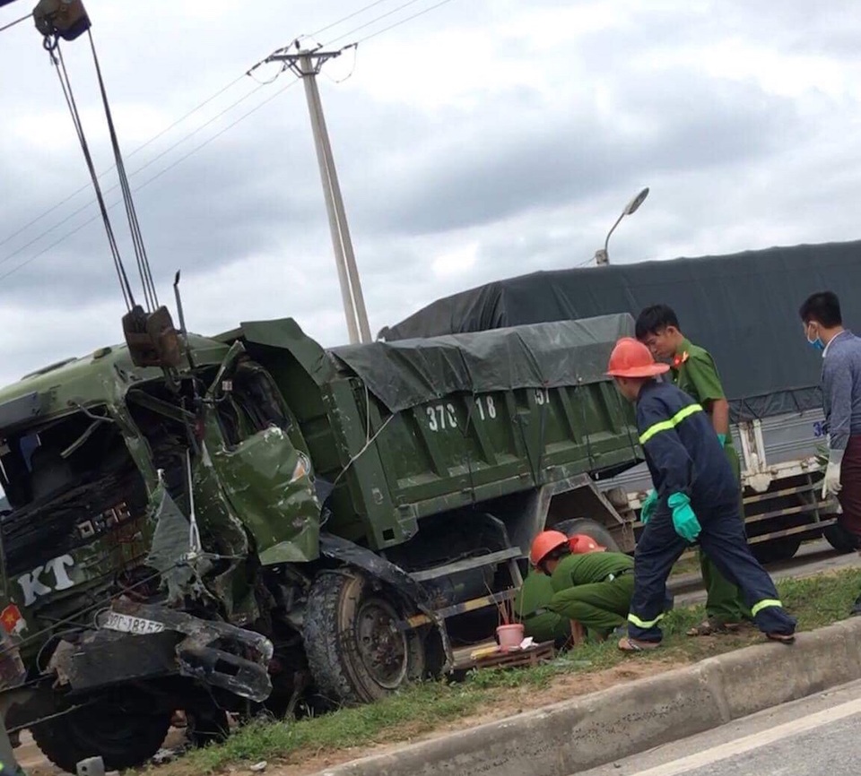 Dùng máy cắt đặc biệt cắt cabin xe đưa tài xế mắc kẹt ra ngoài - 1
Đội cứu nạn cứu hộ chuyên nghiệp thuộc Phòng hướng dẫn chỉ đạo về phòng chống và cứu nạn cứu hộ tỉnh Nghệ An có mặt tại hiện trường để cứu hộ