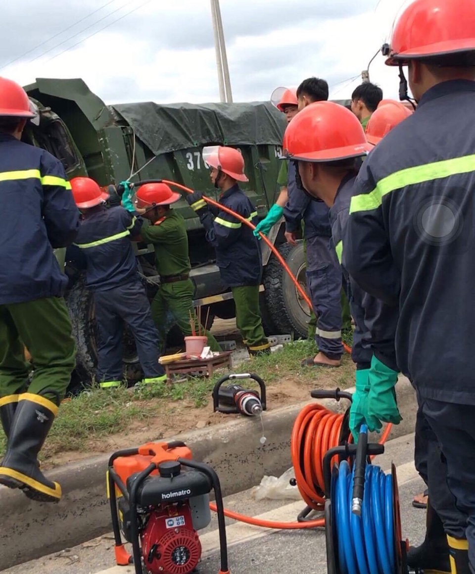 Dùng máy cắt đặc biệt cắt cabin xe đưa tài xế mắc kẹt ra ngoài - 3 Dùng máy cắt đặc biệt cắt cabin xe đưa tài xế mắc kẹt ra ngoài - 3