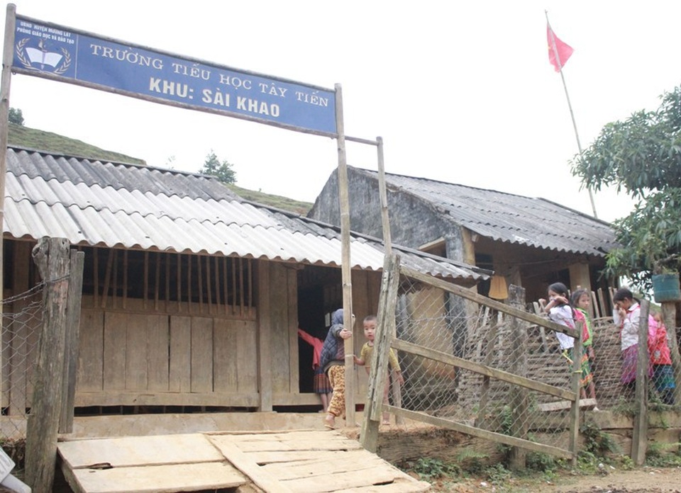 Đã giải quyết cho hàng chục giáo viên xin chuyển trường đầu năm học - 1 Trên địa bàn huyện Mường Lát có nhiều điểm trường lẻ của ngành giáo dục ở địa bàn khó khăn