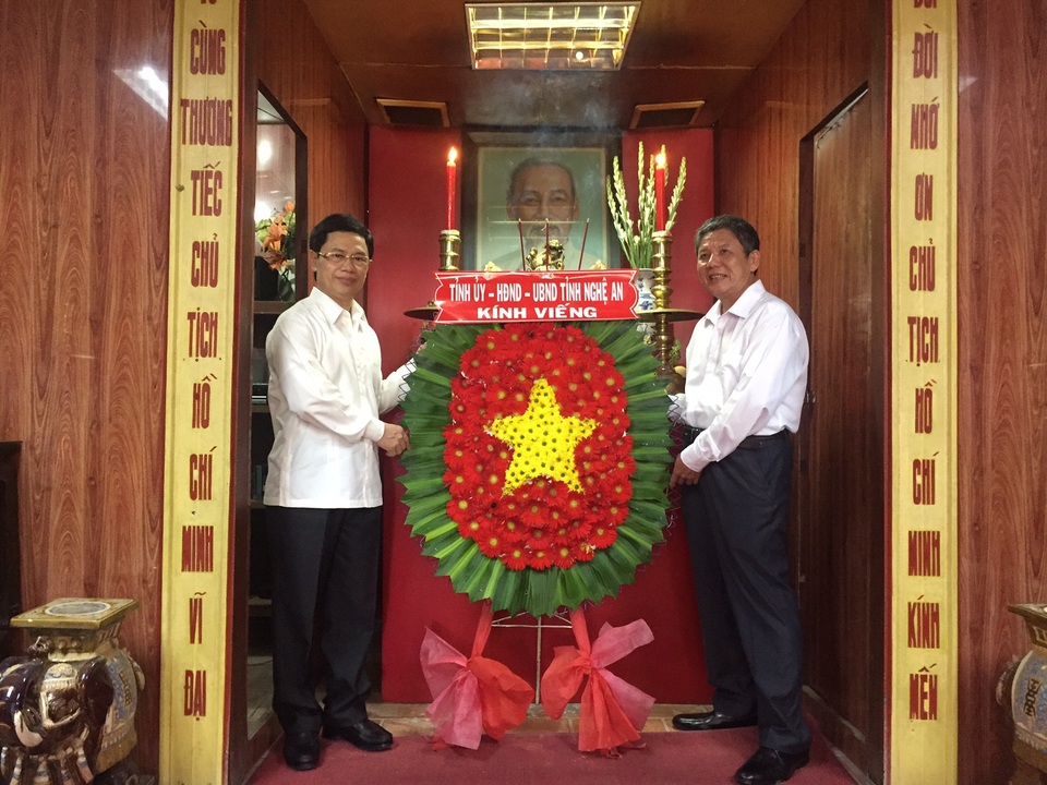 Cung tiến đá quý Đại Lam Ngọc, đặt tại đền thờ Bác Hồ - 2 Lãnh đạo hai tỉnh Nghệ An và Trà Vinh kính dâng Bác Hồ trong ngày lễ cung tiến trọng đại.