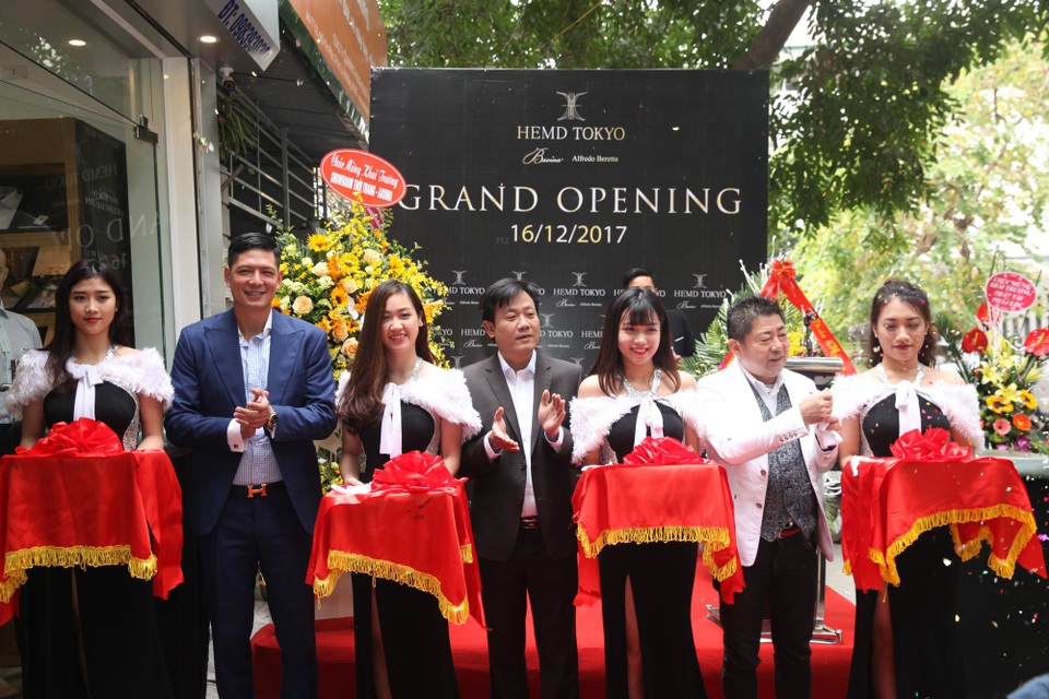 Diễn viên Bình Minh lịch lãm đến khai trương cửa hàng thời trang - 7 Diễn viên Bình Minh lịch lãm đến khai trương cửa hàng thời trang - 7