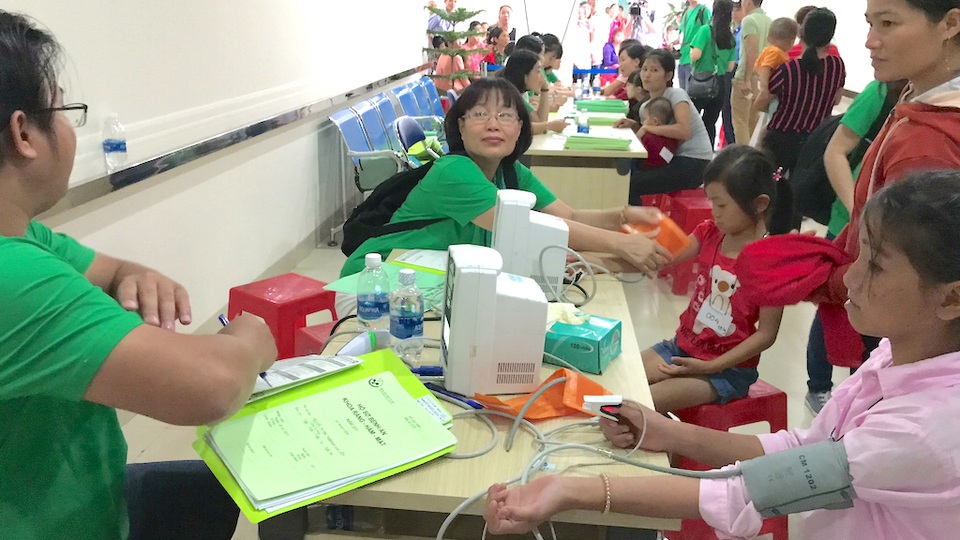 “Thế là từ nay con tôi sẽ có nụ cười tươi rồi” - 3 Các bác sỹ khám cho các cháu trước khi phẫu thuật.
