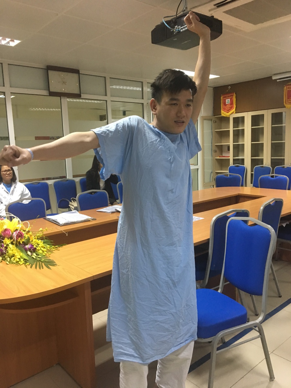 Lần đầu tiên điều trị nội soi thành công thoát vị đĩa đệm cột sống cổ bằng đường trước - 3
Bệnh nhân Lê Văn Thành (31 tuổi, ở Hải Dương) bị thoát vị đĩa đệm cột sống cổ, trước khi phẫu thuật không nhấc nổi cánh tay phải