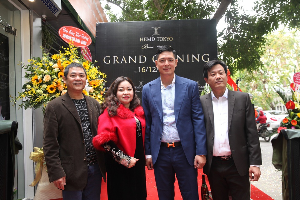Diễn viên Bình Minh lịch lãm đến khai trương cửa hàng thời trang - 2 Diễn viên Bình Minh lịch lãm đến khai trương cửa hàng thời trang - 2