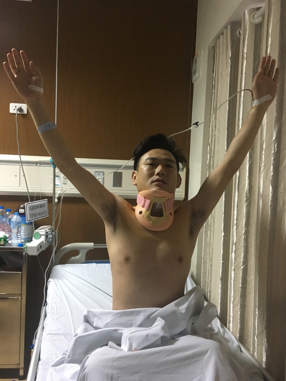 Lần đầu tiên điều trị nội soi thành công thoát vị đĩa đệm cột sống cổ bằng đường trước - 4
Ngay sau giờ mổ ít tiếng đồng hồ, bệnh nhân Lê Văn Thành đã có thể giơ 2 tay cho thấy sự thành công của kỹ thuật điều trị nội soi thoát vị đĩa đệm cột sống cổ bằng đường trước lần đâu tiên được áp dụng tại Việt Nam