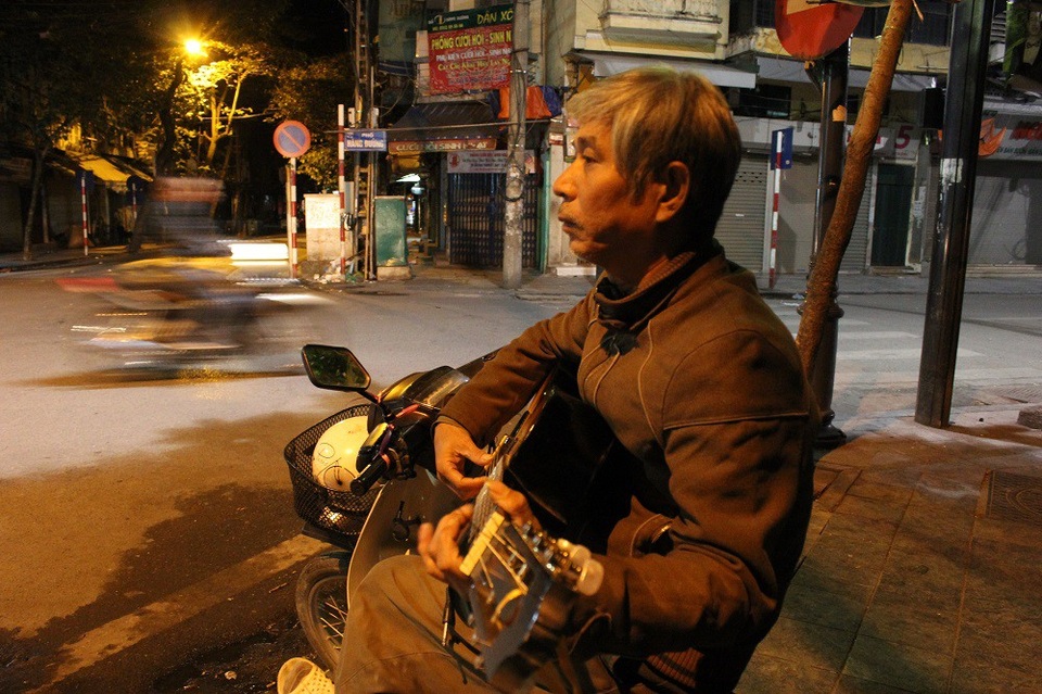 Tiếng đàn guitar mời khách lúc 0h của bác tài xe ôm trên phố cổ - 3
Tiếng đàn trên phố vắng.
