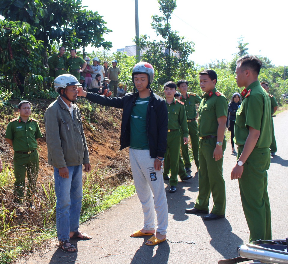 Đâm chết người rồi “nhiệt tình” đưa nạn nhân đi cấp cứu - 1
Đối tượng Lê Sỹ Quốc Thái Anh (quần xám) được áp giải đến hiện trường