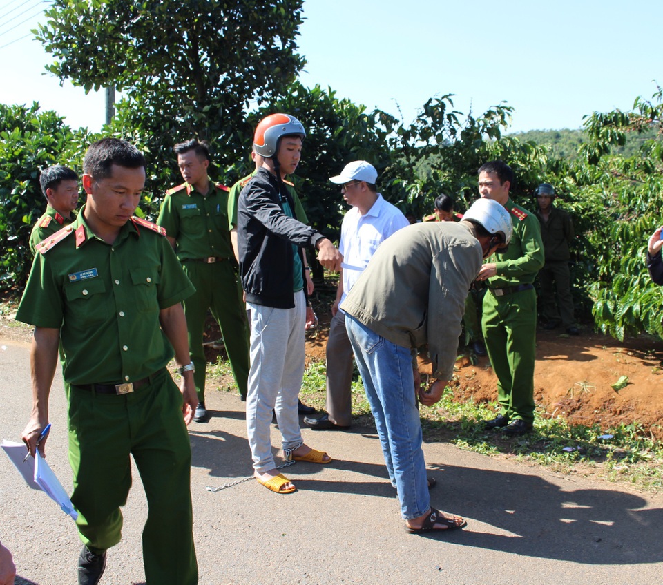 Đâm chết người rồi “nhiệt tình” đưa nạn nhân đi cấp cứu - 2 Đối tượng Thái Anh đang thực hiện lại hành vi rút dao đâm nạn nhân