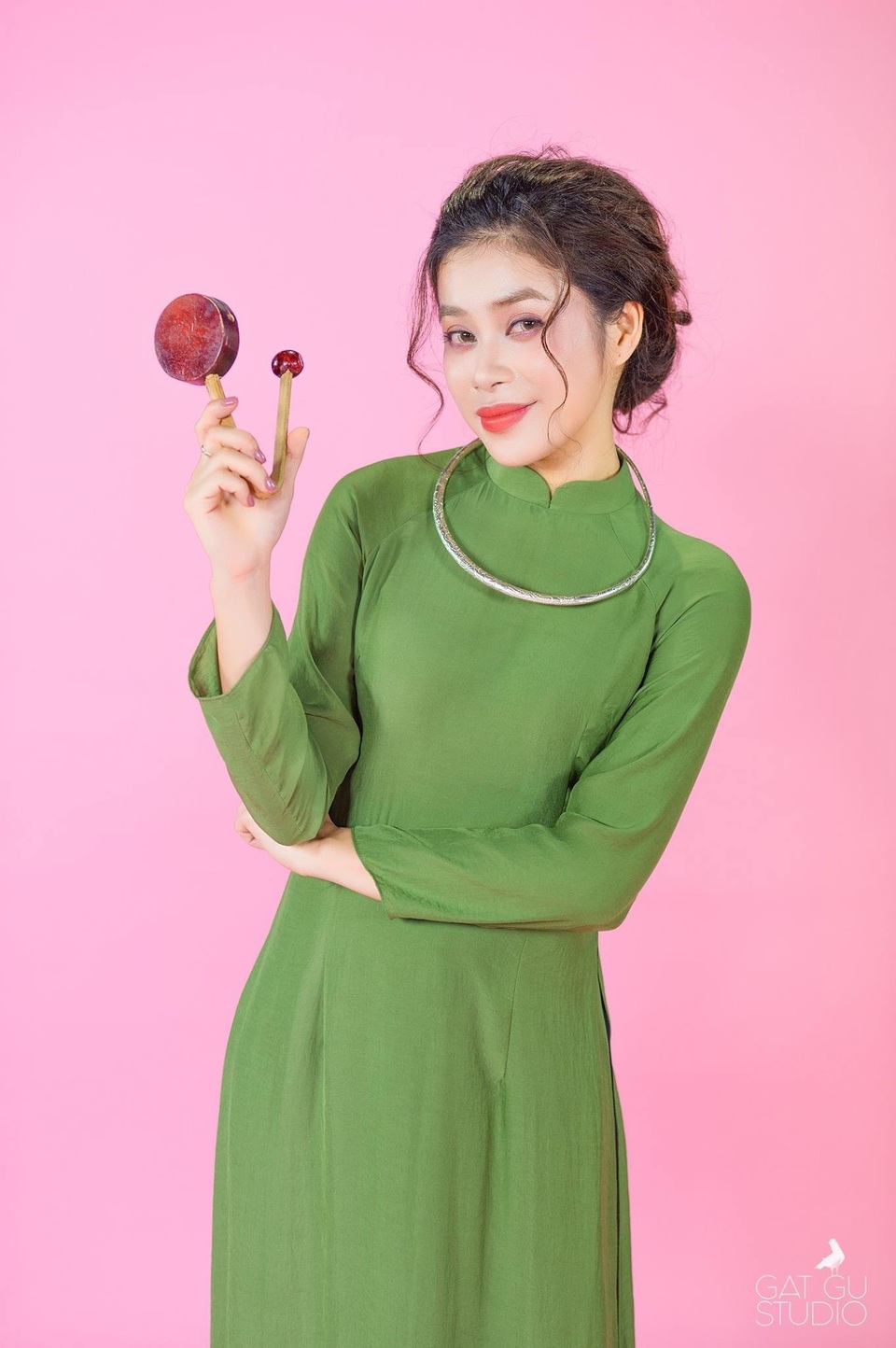 “Y học xoa dịu nỗi đau thể xác, âm nhạc làm dịu mát tâm hồn” - 6 Ca sỹ Hoàng Hồng Ngọc – quán quân nhạc nhẹ Sao Mai 2015.