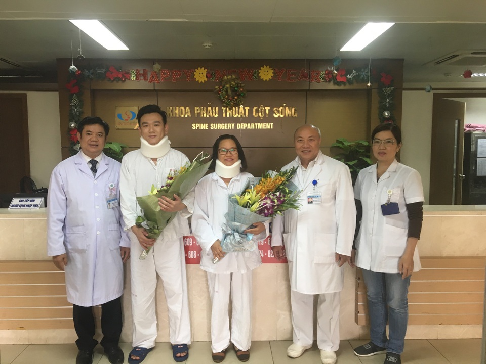 Bệnh nhân nội soi thoát vị đĩa đệm đường trước được xuất viện chỉ sau 2 ngày - 3
PGS-TS Nguyễn Văn Thạch, nguyên Phó Giám đốc BV Việt Đức (phải) và TS.BS Đinh Ngọc Sơn, Trưởng khoa Phẫu thuật cột sống BV Việt Đức tặng hoa cho 2 bệnh nhân trước khi xuất viện