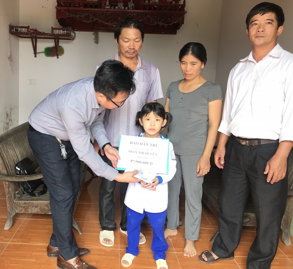 Hơn 282 triệu đồng đến với 3 hoàn cảnh éo le xứ Nghệ - 1 PV Dân trí trao 80 triệu đồng đến cháu Tùy Dương, tại xã Quỳng Ngọc, huyện Quỳnh Lưu.