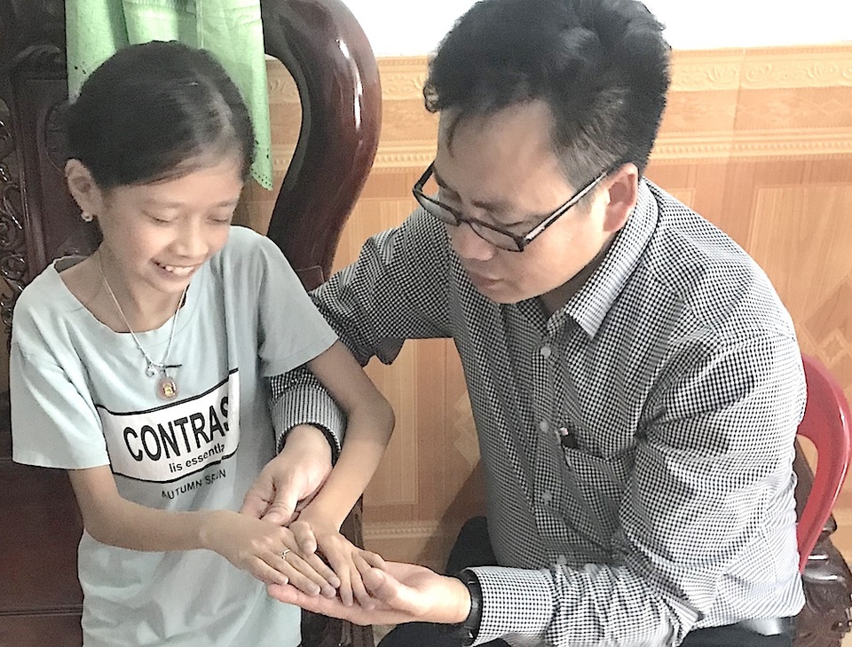 Hơn 282 triệu đồng đến với 3 hoàn cảnh éo le xứ Nghệ - 5 Đã 11 tuổi, nhưng cháu Quế Anh sức khỏe chỉ đạt 75%. Hiện cháu rất gầy và thường xuyên đau ốm, nhưng cũng học rất giỏi.