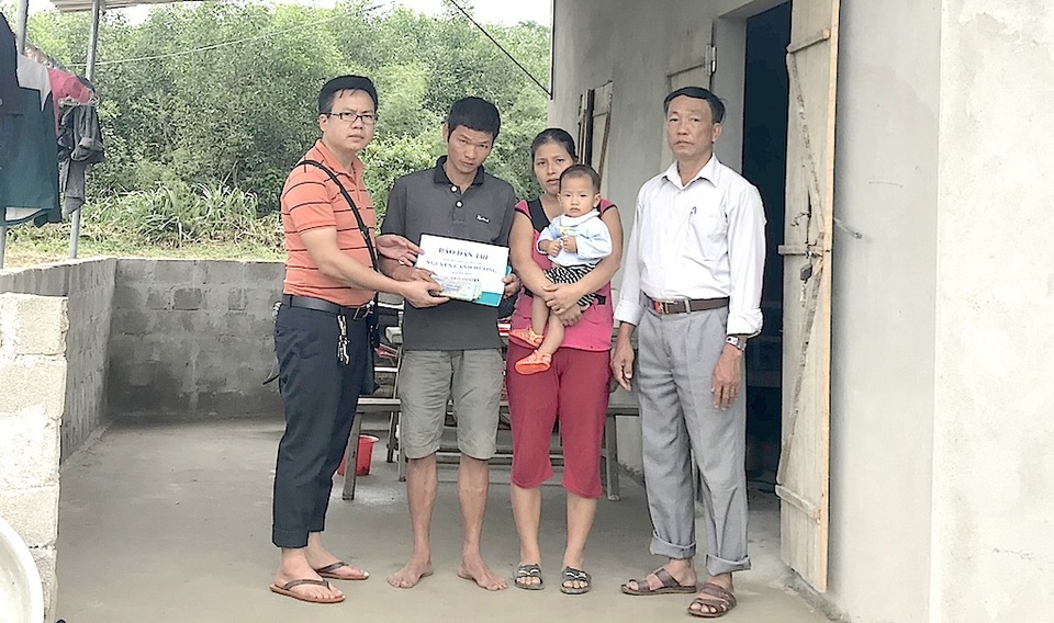 Hơn 282 triệu đồng đến với 3 hoàn cảnh éo le xứ Nghệ - 6 PV Dân trí cùng Chủ tịch UBND xã Thanh Tùng tiếp tục trao 80.450.000 đồng tới gia cảnh anh Nguyễn Cảnh Hương, tại xã Thành Tùng, Thanh Chương.