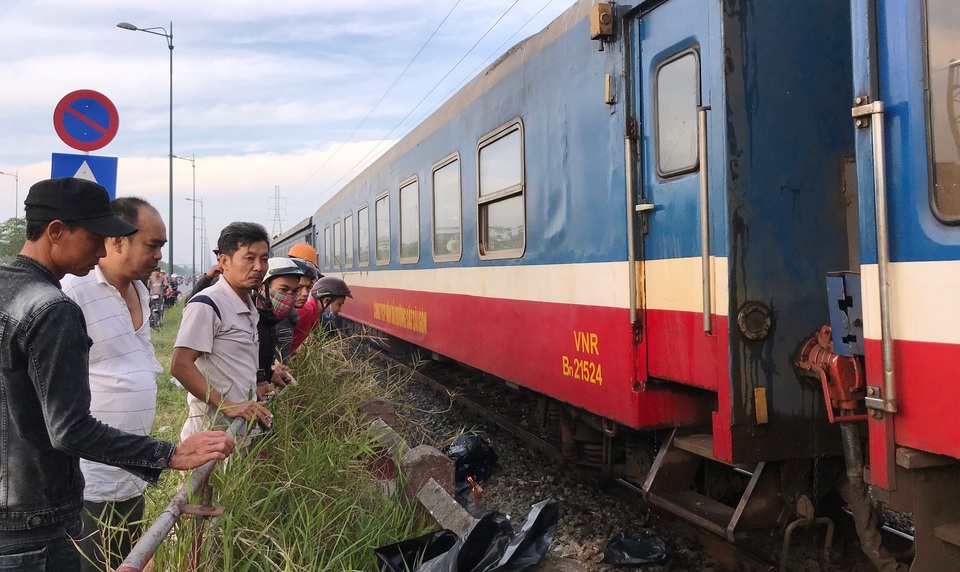 Bỏ lại xe máy, người phụ nữ lao mình vào đoàn tàu - 1 Người phụ nữ bất ngờ lao vào đường tàu đang chạy tới và tử vong tại chỗ.