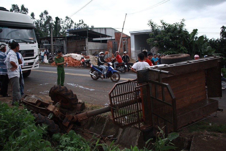 
Xe công nông chở nhóm học sinh đi múa lân bị lật nghiêng

