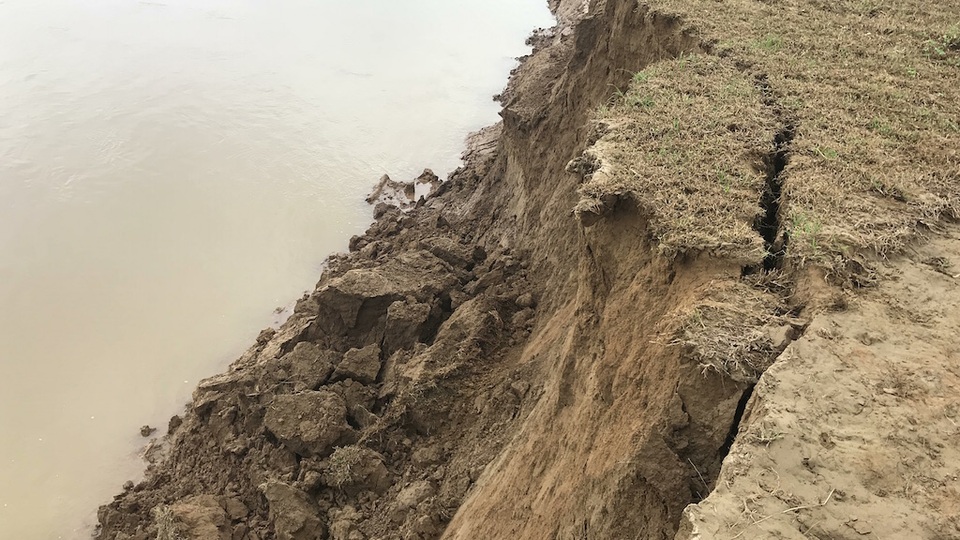 Bất lực nhìn sông Lam nuốt làng - 4 
Những tảng đất lớn vẫn đang tiếp tục lở xuống.