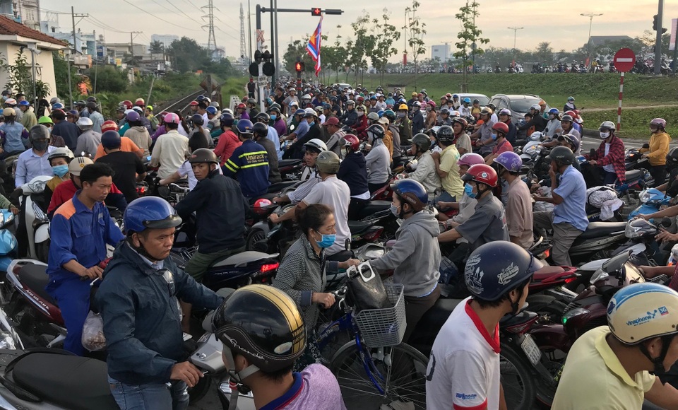 Bỏ lại xe máy, người phụ nữ lao mình vào đoàn tàu - 3 Vụ tai nạn đường sắt khiến giao thông qua khu vực bị ùn tắc nghiêm trọng.