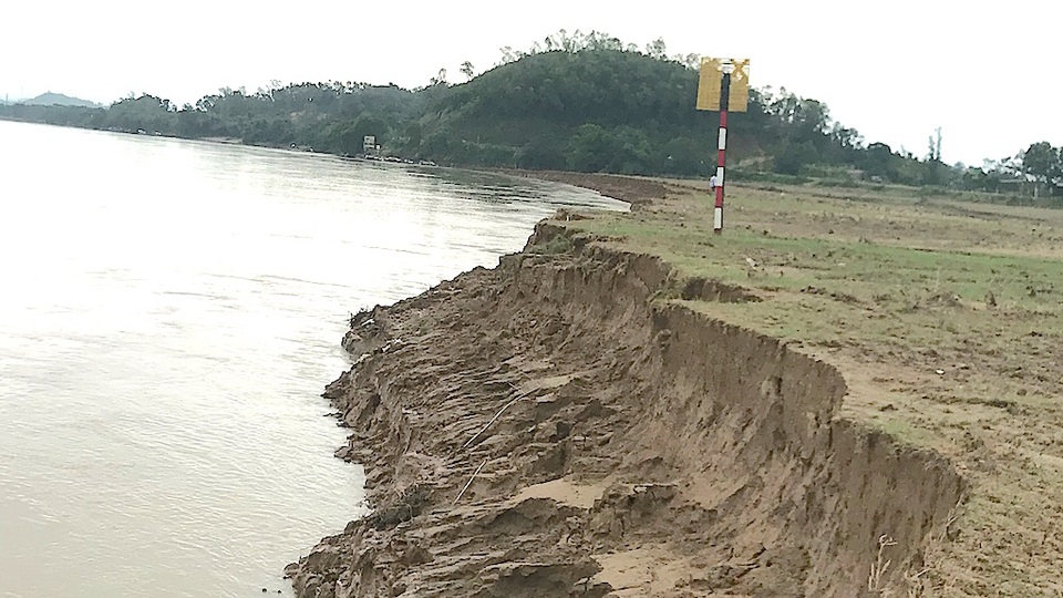 Bất lực nhìn sông Lam nuốt làng - 3 Biển báo chỉ dẫn trên sông chuẩn bị trôi sông, bởi tình trạng sạt lở uy hiếp.