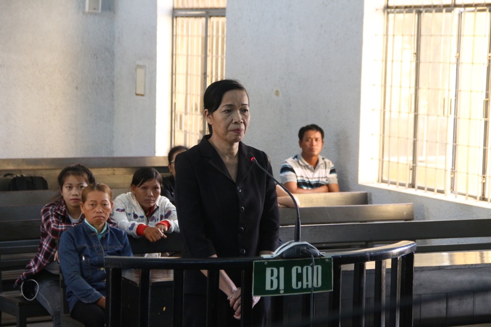 Hoãn lần 4 phiên tòa nguyên Phó chánh án nhận hối lộ - 1
Bà Trương Thị Hoa trước vành móng ngựa