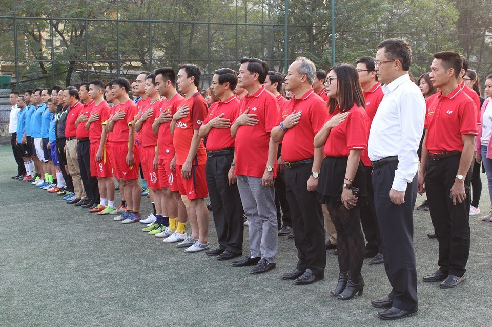 Giao lưu bóng đá Bộ Ngoại giao Việt Nam - Lào năm 2017 - 1
Lãnh đạo Bộ Ngoại giao Việt Nam - Lào cùng cầu thủ hai đội trước khi trận đấu diễn ra