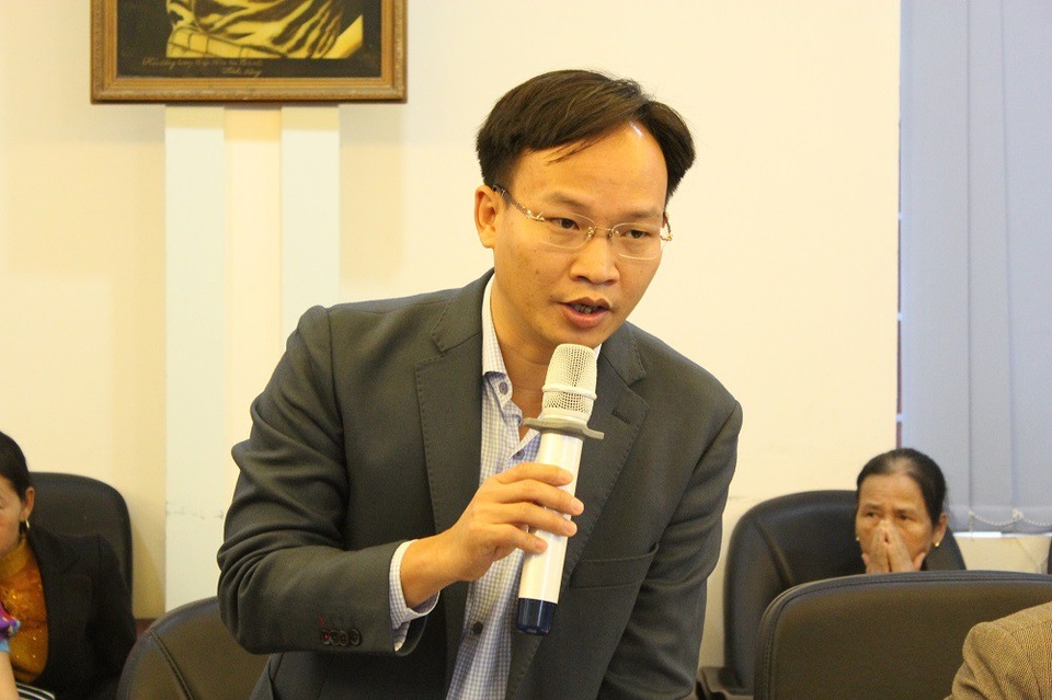 Bé gái 4 tuổi bầm tím toàn thân: Bước đầu xác định do 4 bạn cùng lớp đánh - 7
Ông Phạm Văn Thịnh - Chủ tịch UBND huyện Hiệp Hoà, tỉnh Bắc Giang - trao đổi tại cuộc họp báo sáng ngày 7/12.