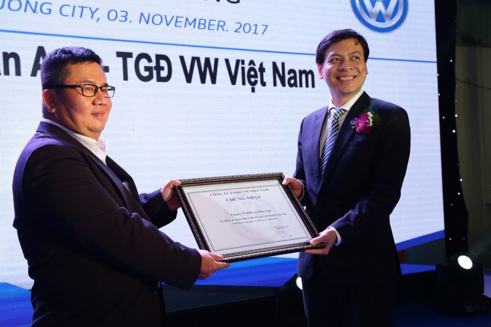 Thêm đại lý, Volkswagen giảm giá xe tại Việt Nam - 2
Tổng giám đốc VW Việt Nam - ông Võ Anh Tuấn (phải) trao Chứng nhận Đại lý uỷ quyền đạt chuẩn 4S của VW toàn cầu cho VW Bình Dương