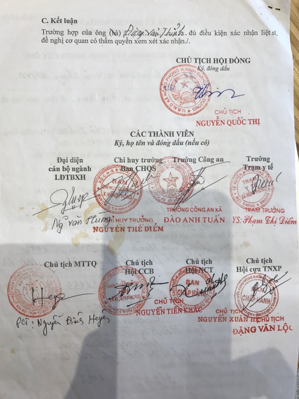 Chiến sĩ hy sinh hơn 60 năm chưa được công nhận liệt sĩ: Kết luận của Cục Quân lực bị bỏ qua? - 2
Biên bản họp hội đồng xác nhận người có công của UBND xã Hồng Phong với 100% ý kiến đồng ý trường hợp của ông Đặng Văn Thỉnh đủ điều kiện xác nhận liệt sĩ.