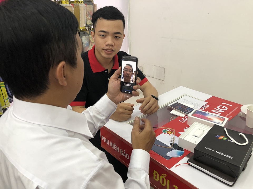 iPhone X chính thức lên kệ, hàng giao từng đợt - 2 Các nhân viên hướng dẫn khách hàng thiết lập Face ID