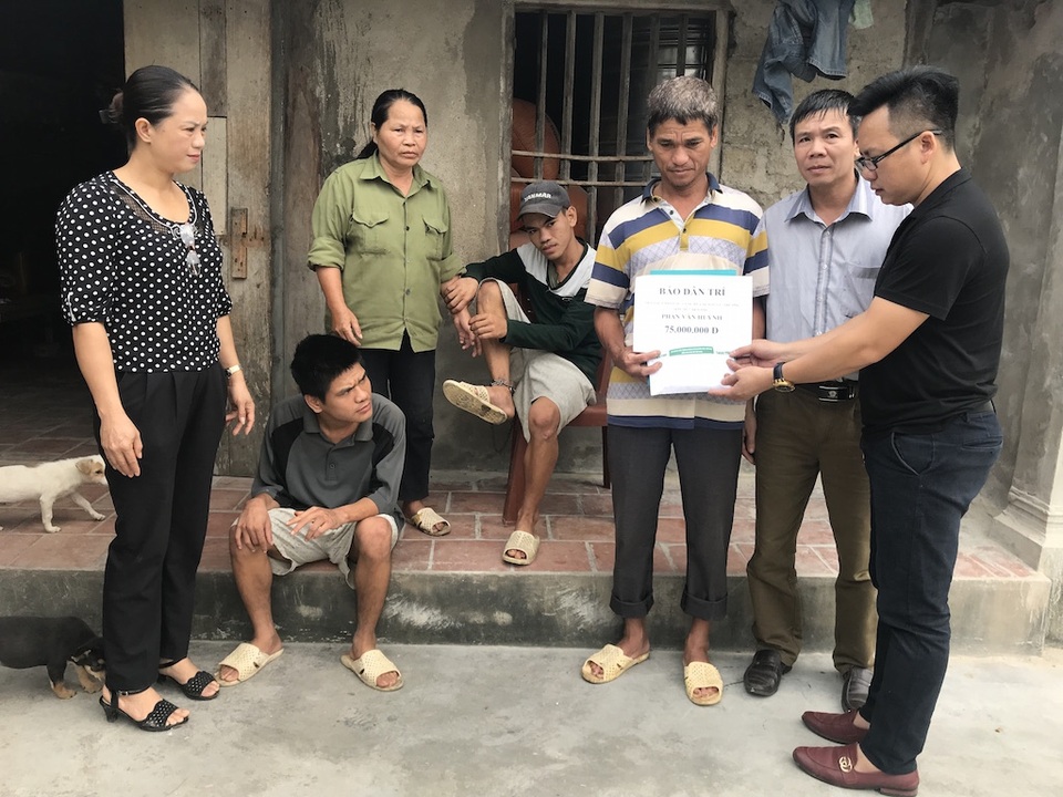 75 triệu đồng đến với hoàn cảnh người đàn ông cùng khổ nuôi 2 con trai bị tâm thần - 1 PV Dân trí cùng chính quyền địa phương trao 75 triệu đồng đến gia đình ông Phan Văn Huỳnh.