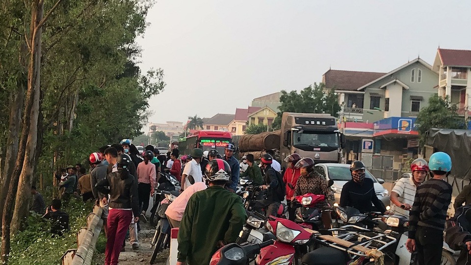 Rất đông người dân hiếu kỳ kéo đến xem khiến quốc lộ 1A ách tắc cục bộ.