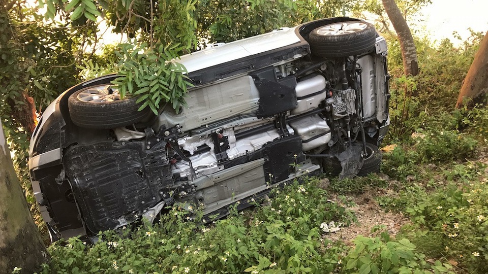 
Chiếc xe suýt lao xuống sông, may mắn có cây xà cừ lớn cản lại.
