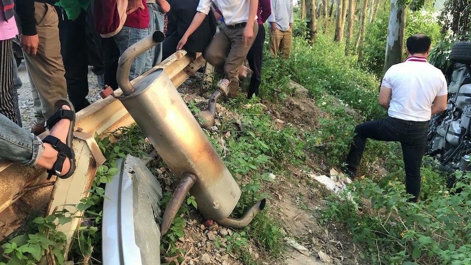 Ống bô xe dứt rời sau khi lao qua lan can sắt quốc lộ 1A.