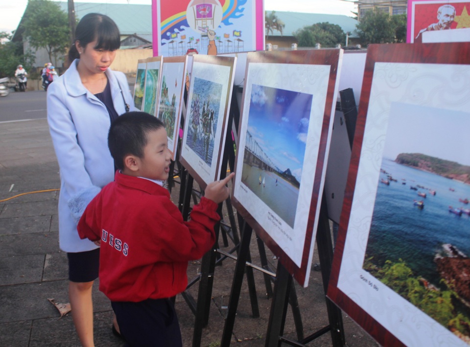 Triển lãm tranh cổ động “Con người Duyên hải miền Miền Trung Tây Nguyên” - 3
Triển lãm tranh cổ động còn giáo dục về tinh thần yêu nước và giá trị “Chân-Thiện-Mỹ”của cuộc sống