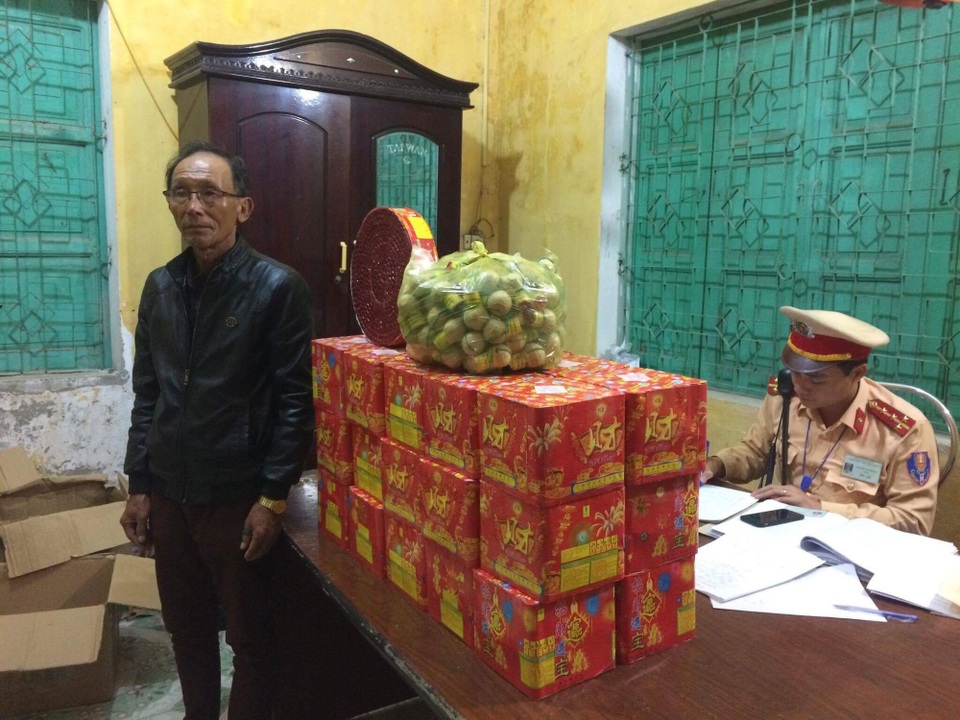 CSGT bắt hàng loạt xe khách vận chuyển gần 70 kg pháo nổ, súng, đao kiếm - 1 CSGT Trạm Diễn Châu bắt vụ vận chuyển gần 70 kg pháo nổ các loại.