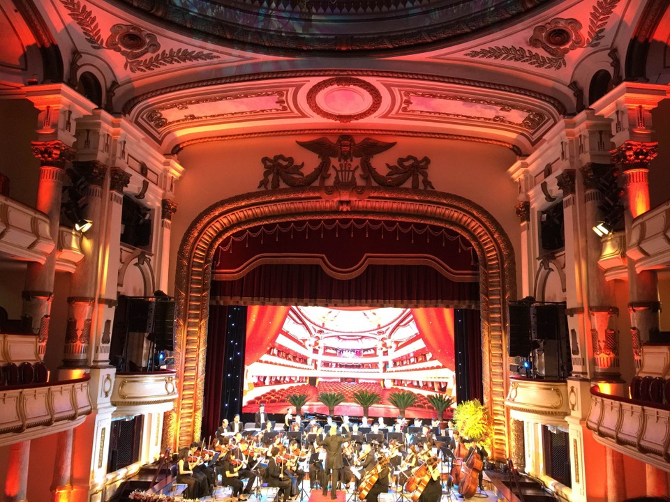 Dàn hợp xướng đến từ nhà hát vũ kịch Việt Nam biểu diễn tại buổi lễ