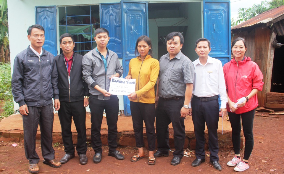 Bạn đọc giúp 3 chị em mồ côi hơn 97 triệu đồng - 1 
Báo Dân Trí cùng với chính quyền địa phương trao số tiền hơn 97 triệu đồng cho 3 chị em mồ côi