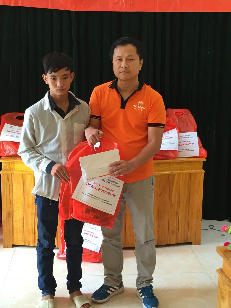 Công ty Hải Đăng ủng hộ đồng bào bị lũ quét ở Yên Bái hơn 331 triệu đồng - 3
Ông Đặng Xuân Tâm trao 80 triệu đồng giúp em Hoàng Văn Vinh sau khi cơn lũ quét đã cuốn phăng ngôi nhà cùng bố mẹ và 3 người em của Vinh