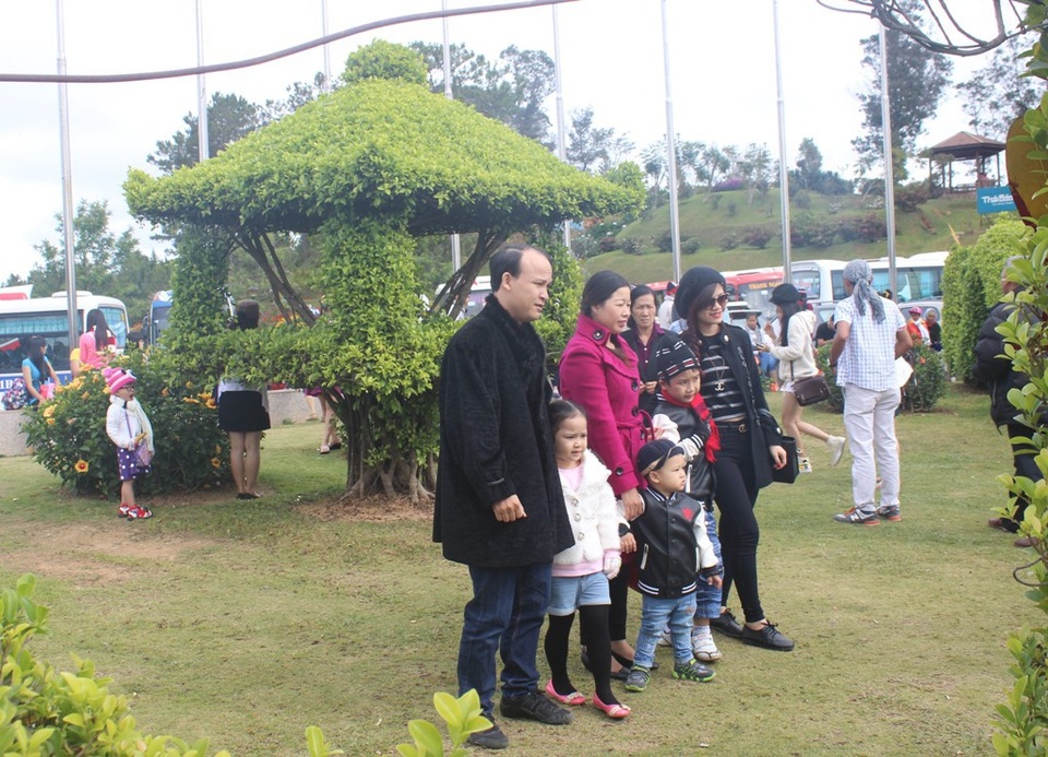 Lâm Đồng khuyến khích du khách ăn mặc phù hợp khi đi du lịch - 1 Lâm Đồng khuyến khích du khách ăn mặc phù hợp khi đi du lịch