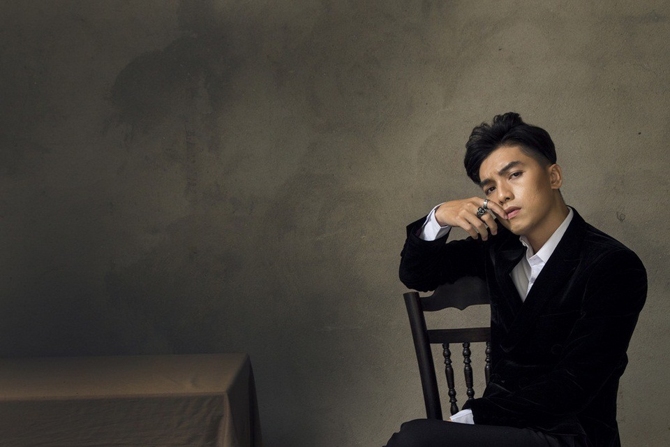 Trong suốt thời gian gần đây, cũng không ít khán giả tinh ý nhận ra được nhiều thay đổi từ Ngọc Trai mỗi khi xuất hiện. Anh không còn trẻ con, nhí nhố mờ nhạt trên thảm đỏ mà gây bất ngờ với những trang phục vest lịch lãm, sự thay đổi này của anh nhận được nhiều phản hồi tích cực.