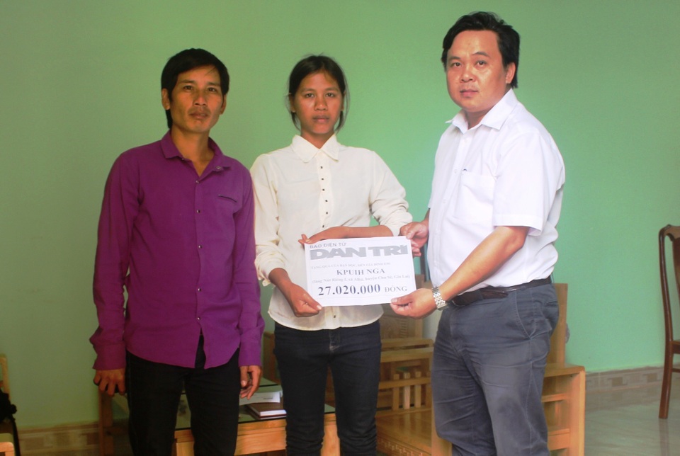 Bạn đọc hỗ trợ thêm hơn 27 triệu cho ba chị em mồ côi - 1 Báo Dân trí cùng với chính quyền địa phương trao số tiền hơn 27 triệu đồng cho 3 chị em mồ côi