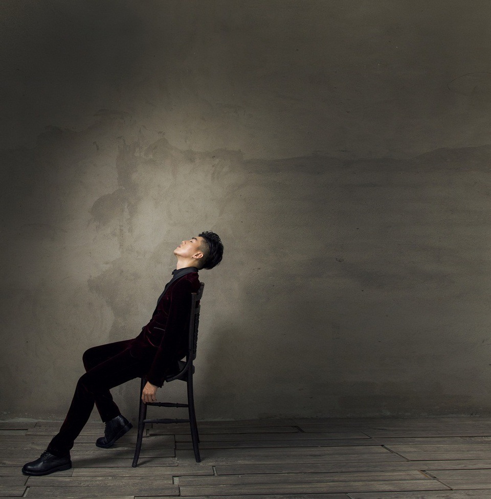 Ngay cả với khán giả yêu mến mình, tôi cũng nghĩ họ còn có cuộc sống riêng, có ai rảnh mà theo mình suốt ngày, nên tôi ngại và cảm thấy mình đang làm phiền họ. Tôi tham gia nhiều công việc khác nhau, vừa để kiếm sống, vừa cũng cho mình cơ hội học hỏi thêm, anh trải lòng.