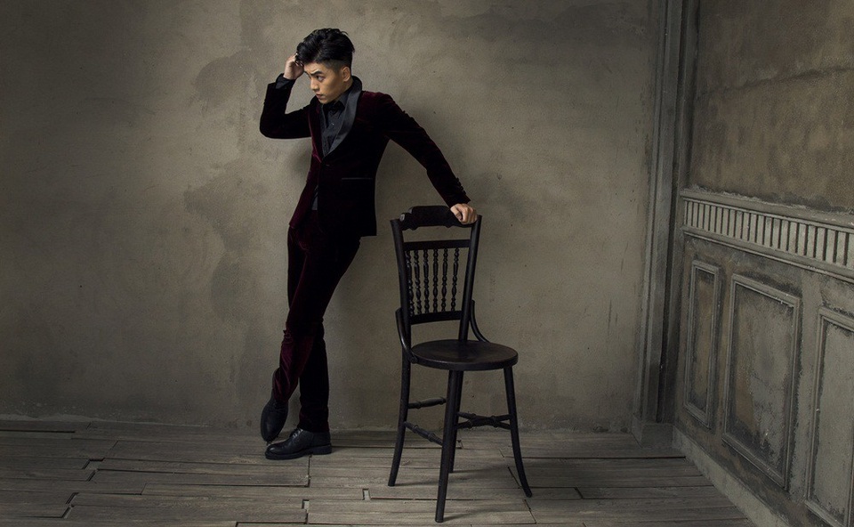 Nhưng, đến lúc tôi bị gạch tên khỏi vai chính trong một bộ phim lẽ ra dành cho mình, với lý do nhà sản xuất muốn một người trẻ có tiếng tăm hơn, thì như có ai tát vào mặt tôi cho tỉnh vậy. Tôi đã làm gì để khả năng của mình không được xem trọng bằng những con số like, “giá trị đo độ nổi tiếng” trên mạng xã hội? ôi khẳng định mình không phải là người sân si, sau “cú tát” nhớ đời này, tôi chỉ muốn cho khán giả thấy sự nghiêm túc của mình với nghề, xây dựng hình ảnh thật chỉn chu để không ai nghĩ tôi nhí nhố, chỉ cưỡi ngựa xem hoa không đầu tư cho đam mê của mình.